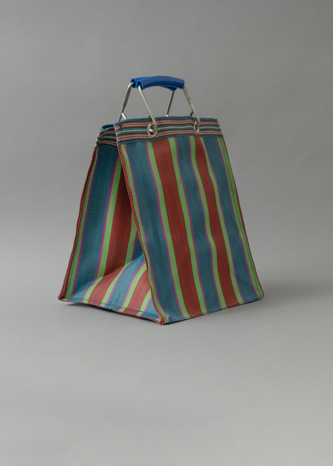 SAC TOTE RAYÉ - COMPACT & PROFOND - ROUGE & BLEU - PLASTIQUE RECYCLÉ - PUEBCO