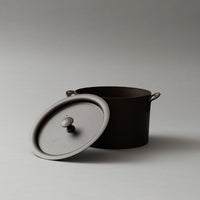 CASSEROLE AVEC COUVERCLE - "FER NOIR REPOUSSE" - ⌀ 18 CM - NETHERTON FOUNDRY