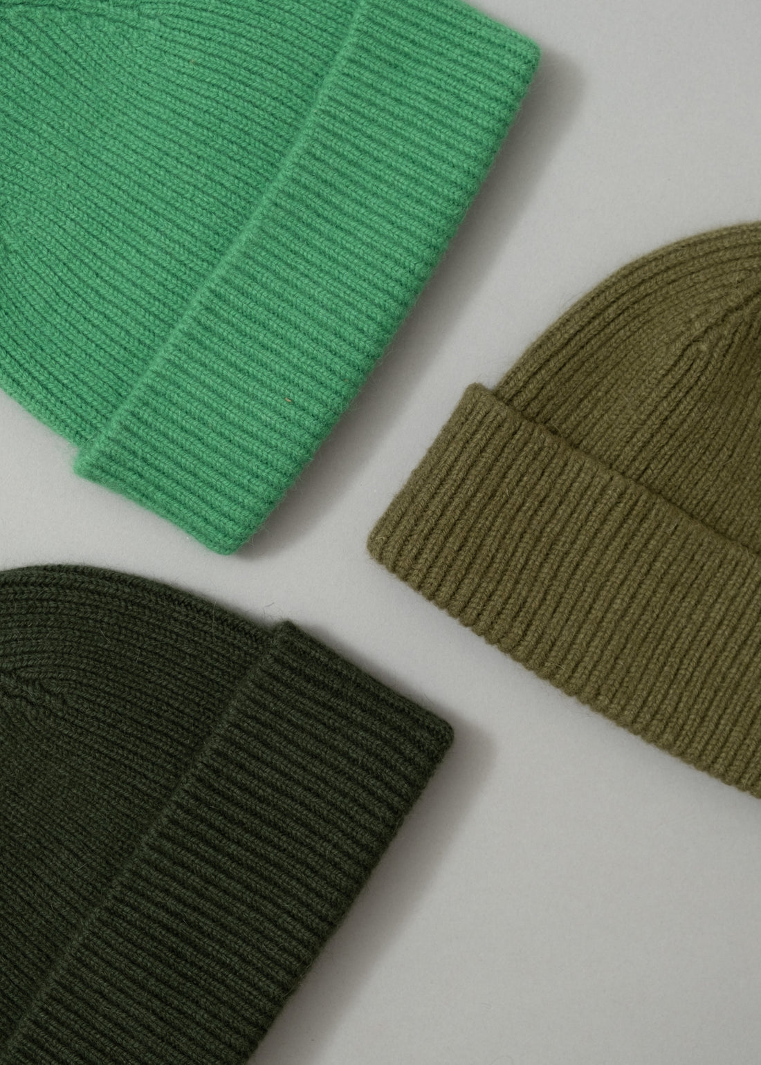 BONNET "BARRA" UNISEXE - LAINE D'AGNEAU / ANGORA - TONS VERTS - MACKIE