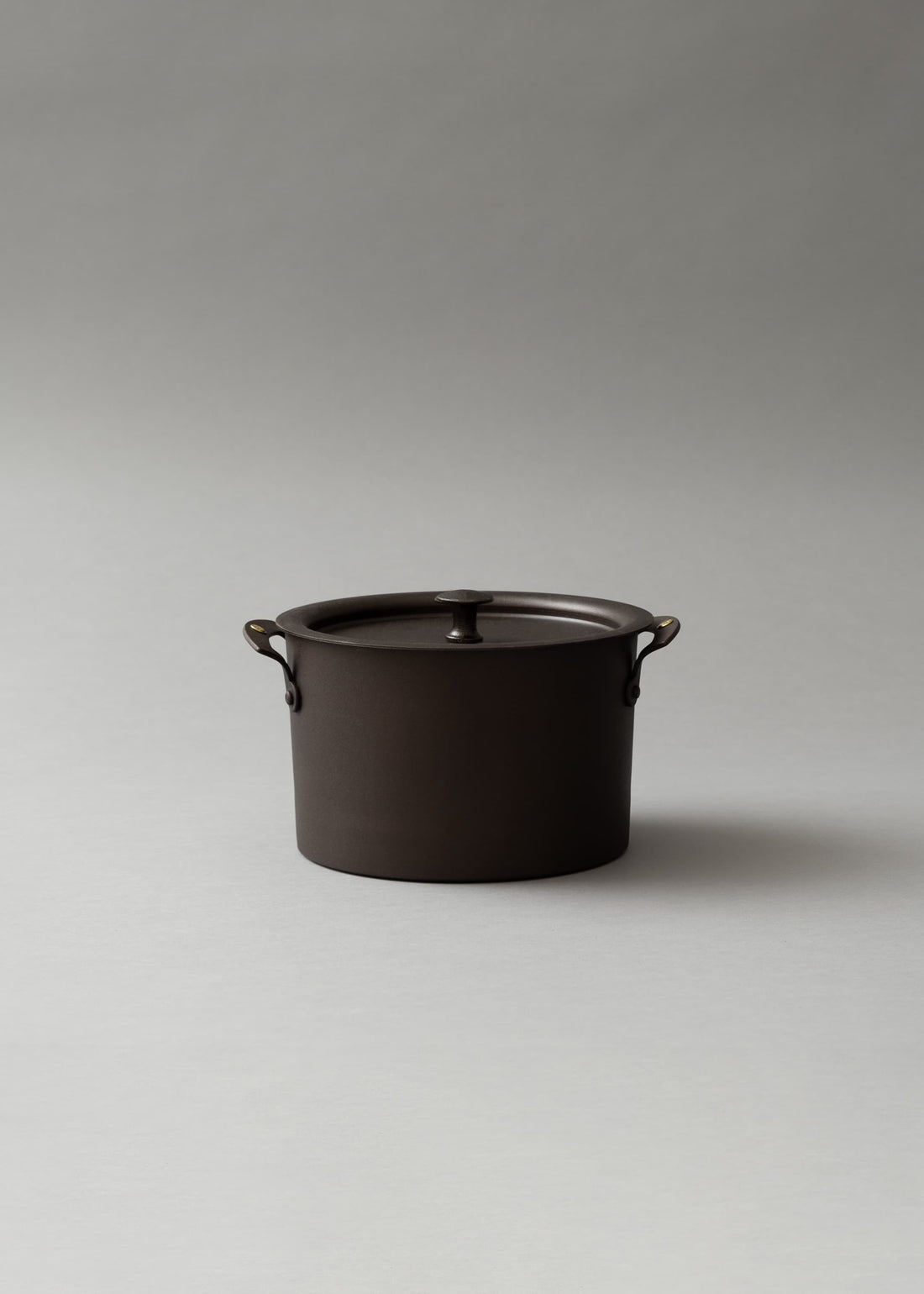 CASSEROLE AVEC COUVERCLE - "FER NOIR REPOUSSE" - ⌀ 18 CM - NETHERTON FOUNDRY