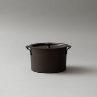 CASSEROLE AVEC COUVERCLE - "FER NOIR REPOUSSE" - ⌀ 18 CM - NETHERTON FOUNDRY
