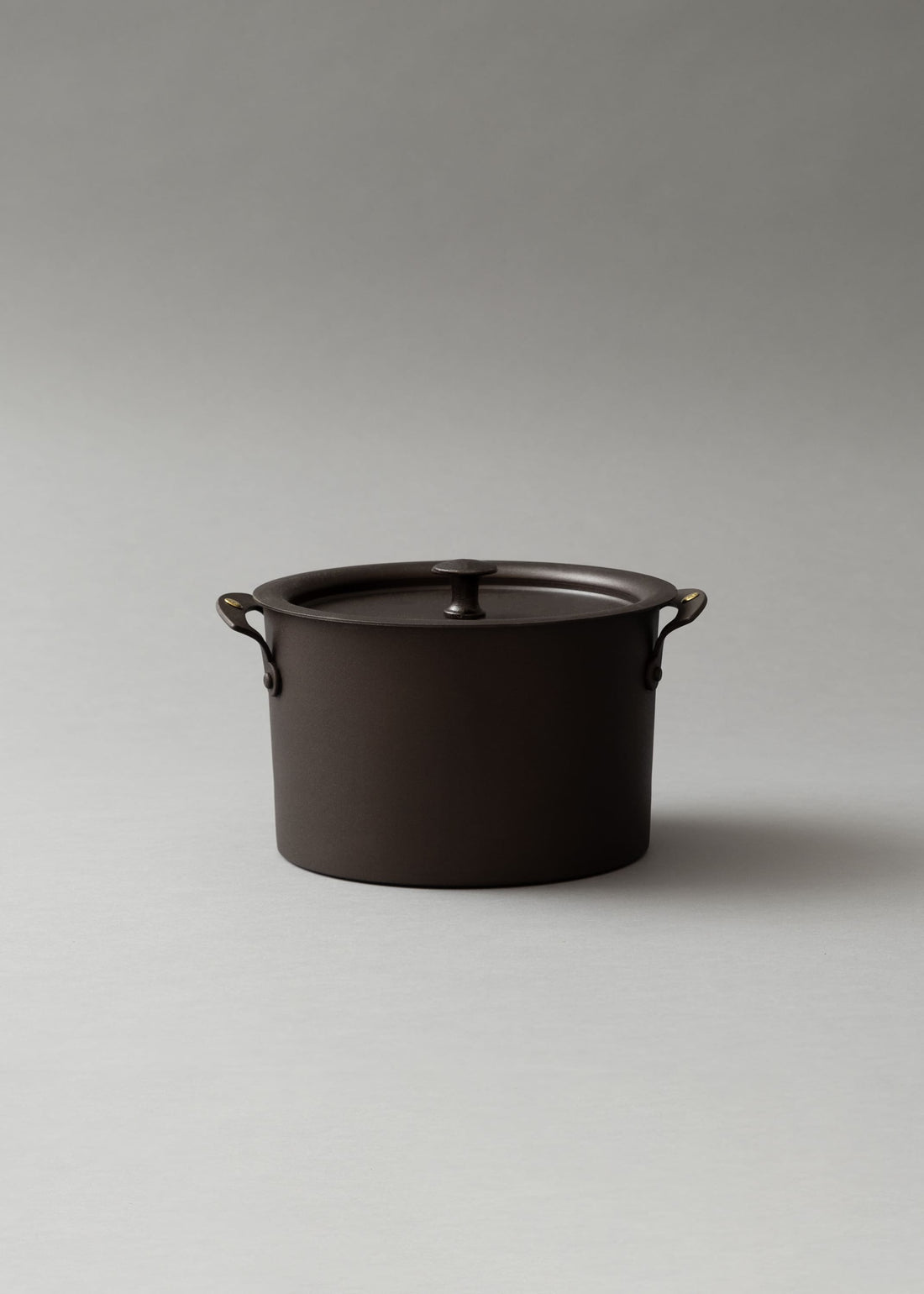 CASSEROLE AVEC COUVERCLE - "FER NOIR REPOUSSE" - ⌀ 20 CM - NETHERTON FOUNDRY