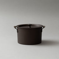 CASSEROLE AVEC COUVERCLE - "FER NOIR REPOUSSE" - ⌀ 20 CM - NETHERTON FOUNDRY