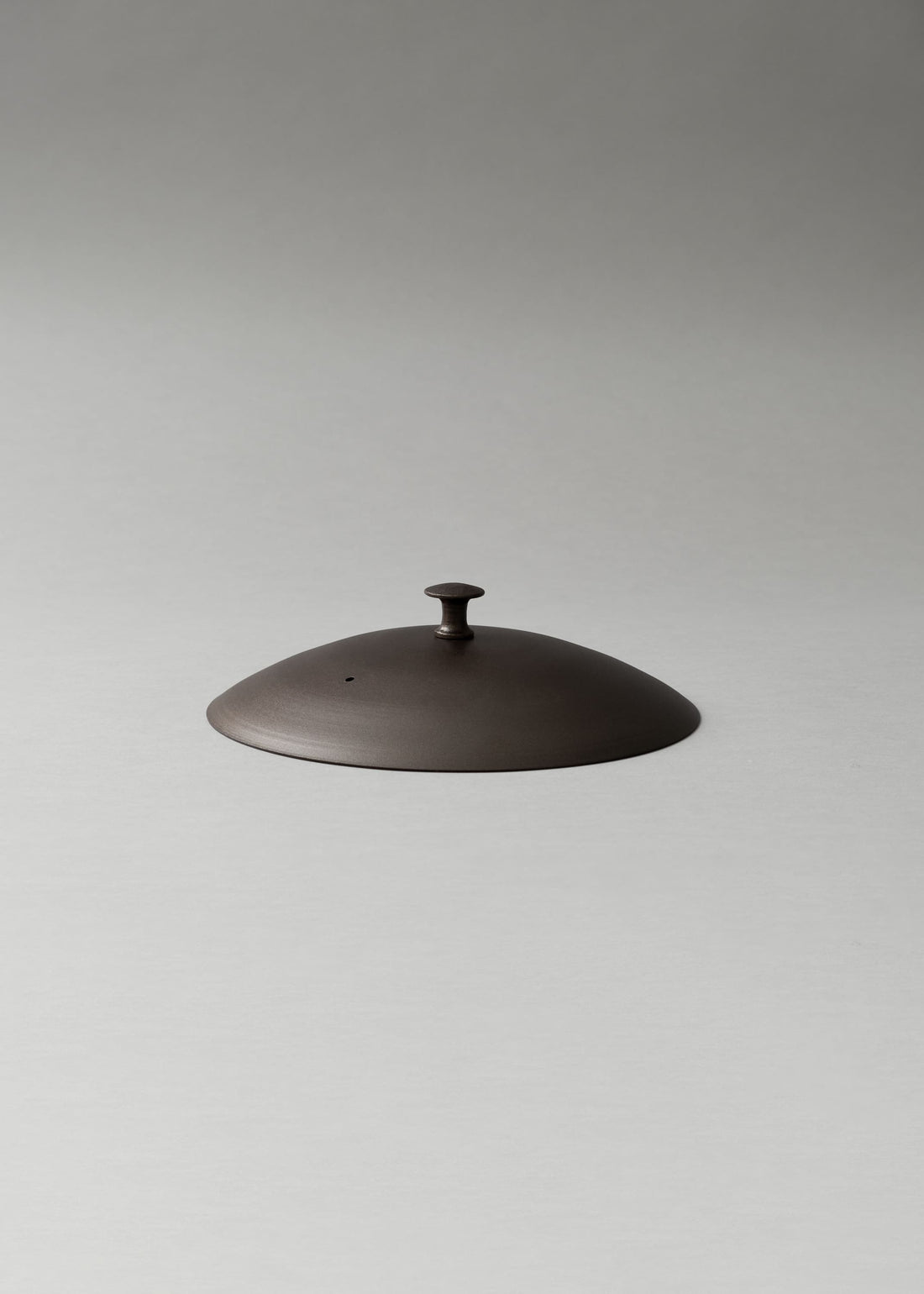 COUVERCLE EN "FER NOIR REPOUSSÉ" - ⌀ 26 cm - NETHERTON FOUNDRY
