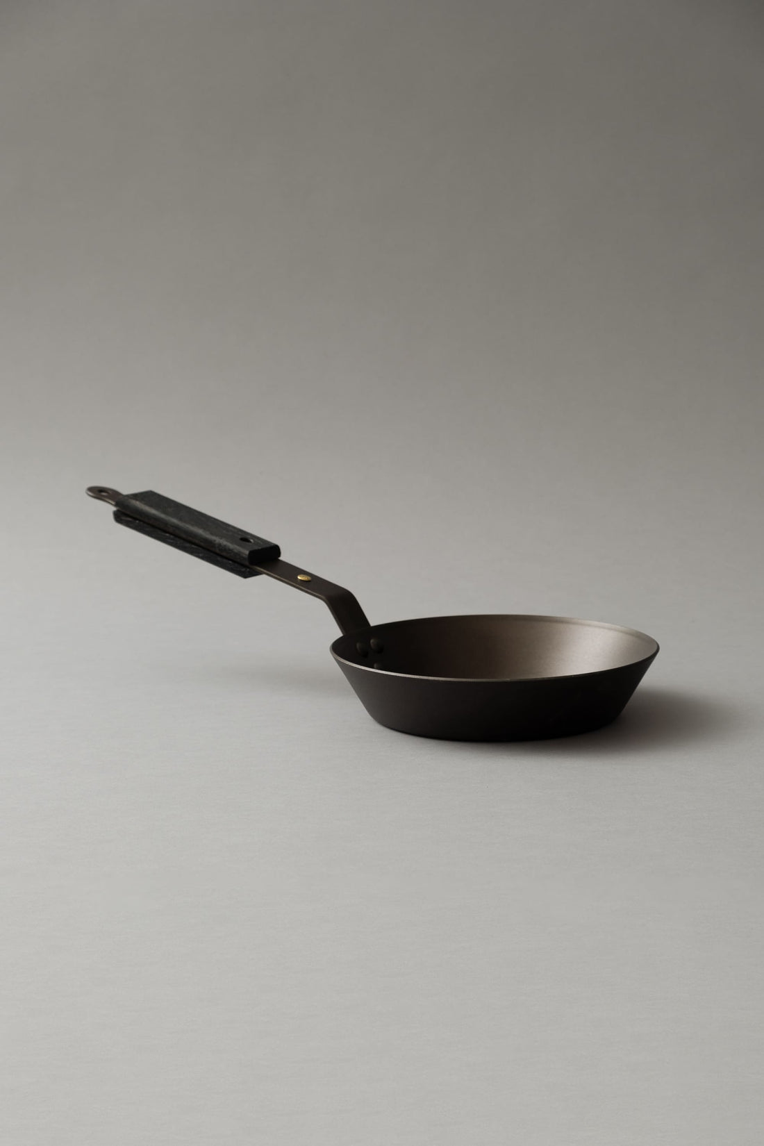 Poêle en « Fer noir repoussé » - poignées chêne ébonisé - ⌀ 20 cm - Netherton Foundry