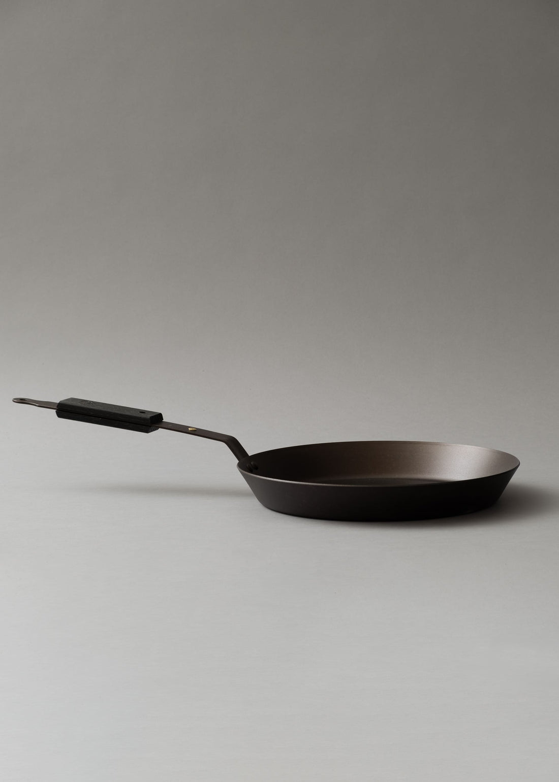 Poêle en « Fer noir repoussé » - poignées chêne ébonisé - ⌀ 26 cm - Netherton Foundry
