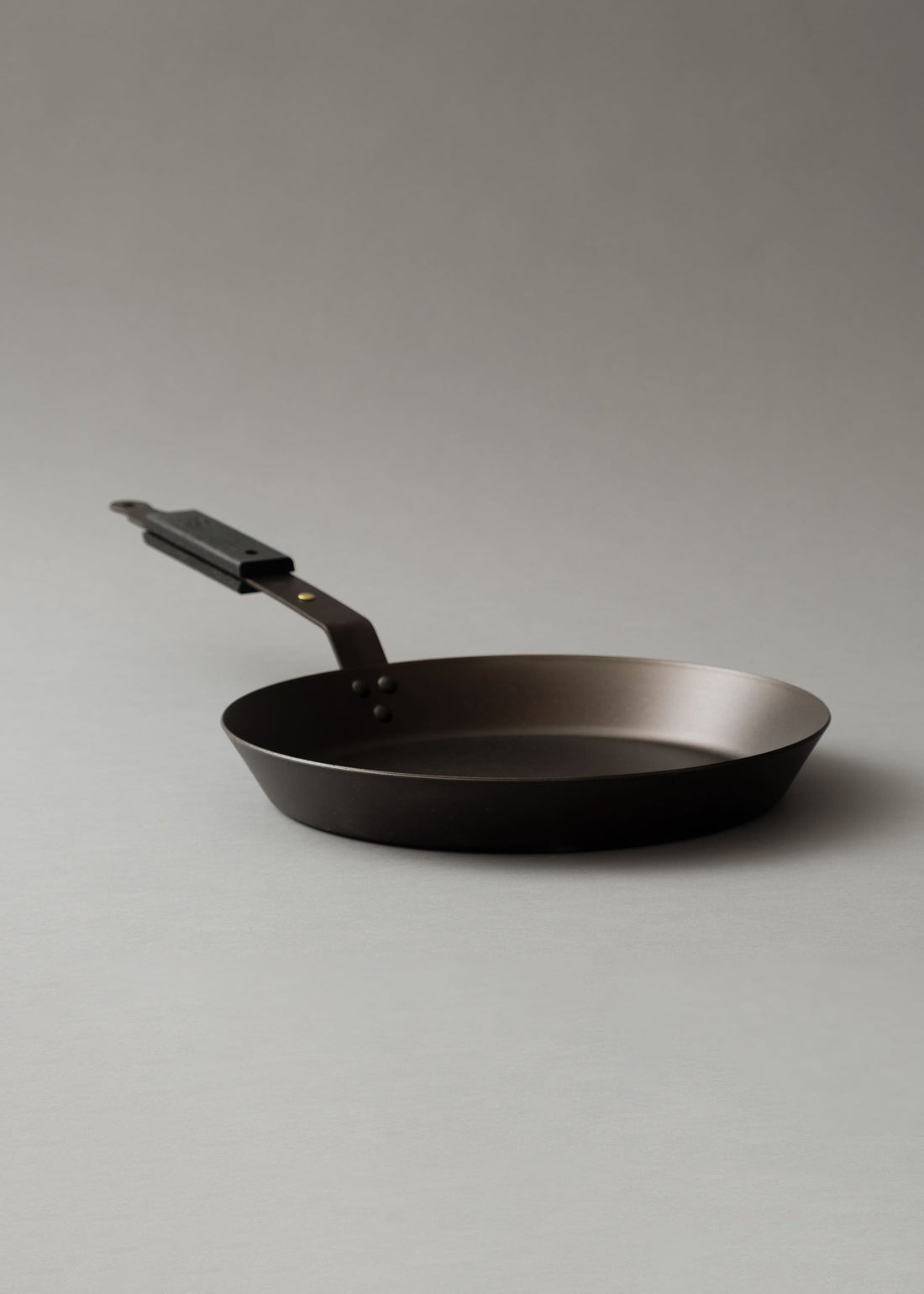 Poêle en « Fer noir repoussé » - poignées chêne ébonisé - ⌀ 30 cm - Netherton Foundry