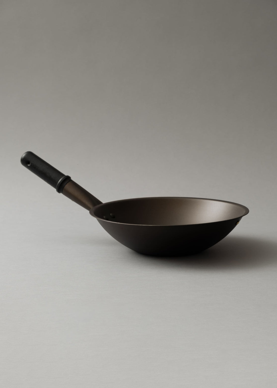 Wok en « Fer noir repoussé » - poignées chêne ébonisé - ⌀ 27 cm - Netherton Foundry