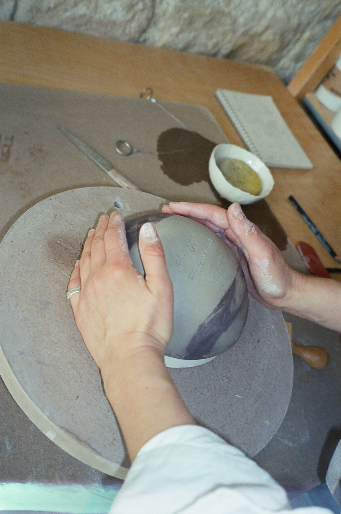 ASSIETTE EN TERRE MÊLÉE - "SERIE MANGEOIRES" - NOIR - LÉA BALDASSARI X MAGASIN VIVANT!