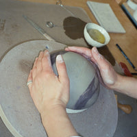 ASSIETTE EN TERRE MÊLÉE - "SERIE MANGEOIRES" - NOIR - LÉA BALDASSARI X MAGASIN VIVANT!