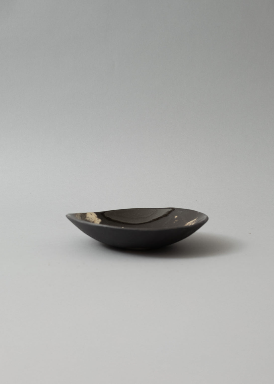 ASSIETTE EN TERRE MÊLÉE - "SERIE MANGEOIRES" - NOIR - LÉA BALDASSARI X MAGASIN VIVANT!