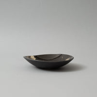 ASSIETTE EN TERRE MÊLÉE - "SERIE MANGEOIRES" - NOIR - LÉA BALDASSARI X MAGASIN VIVANT!