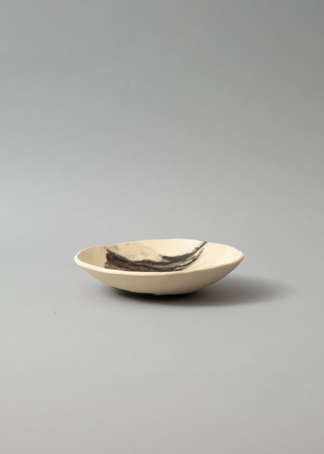ASSIETTE EN TERRE MÊLÉE - "SERIE MANGEOIRES" - NATUREL - LÉA BALDASSARI X MAGASIN VIVANT!