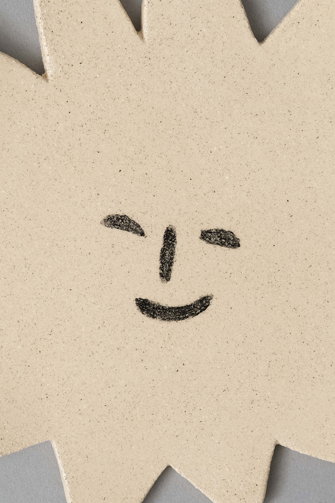 ASSIETTE MASCOTTE - "WOODY" - GRES CHAMOTTE - LÉA BALDASSARI X MAGASIN VIVANT!