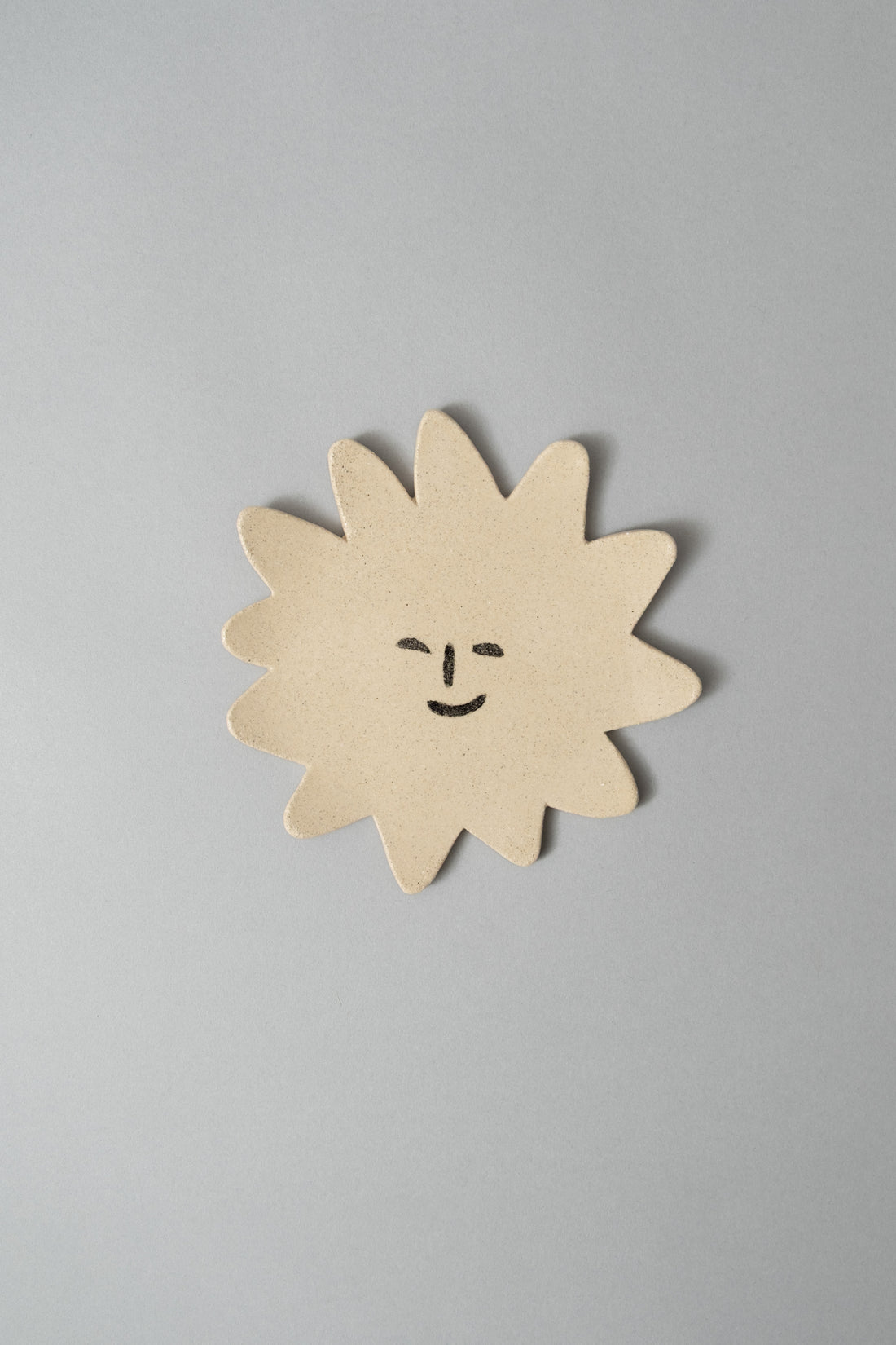 ASSIETTE MASCOTTE - "WOODY" - GRES CHAMOTTE - LÉA BALDASSARI X MAGASIN VIVANT!