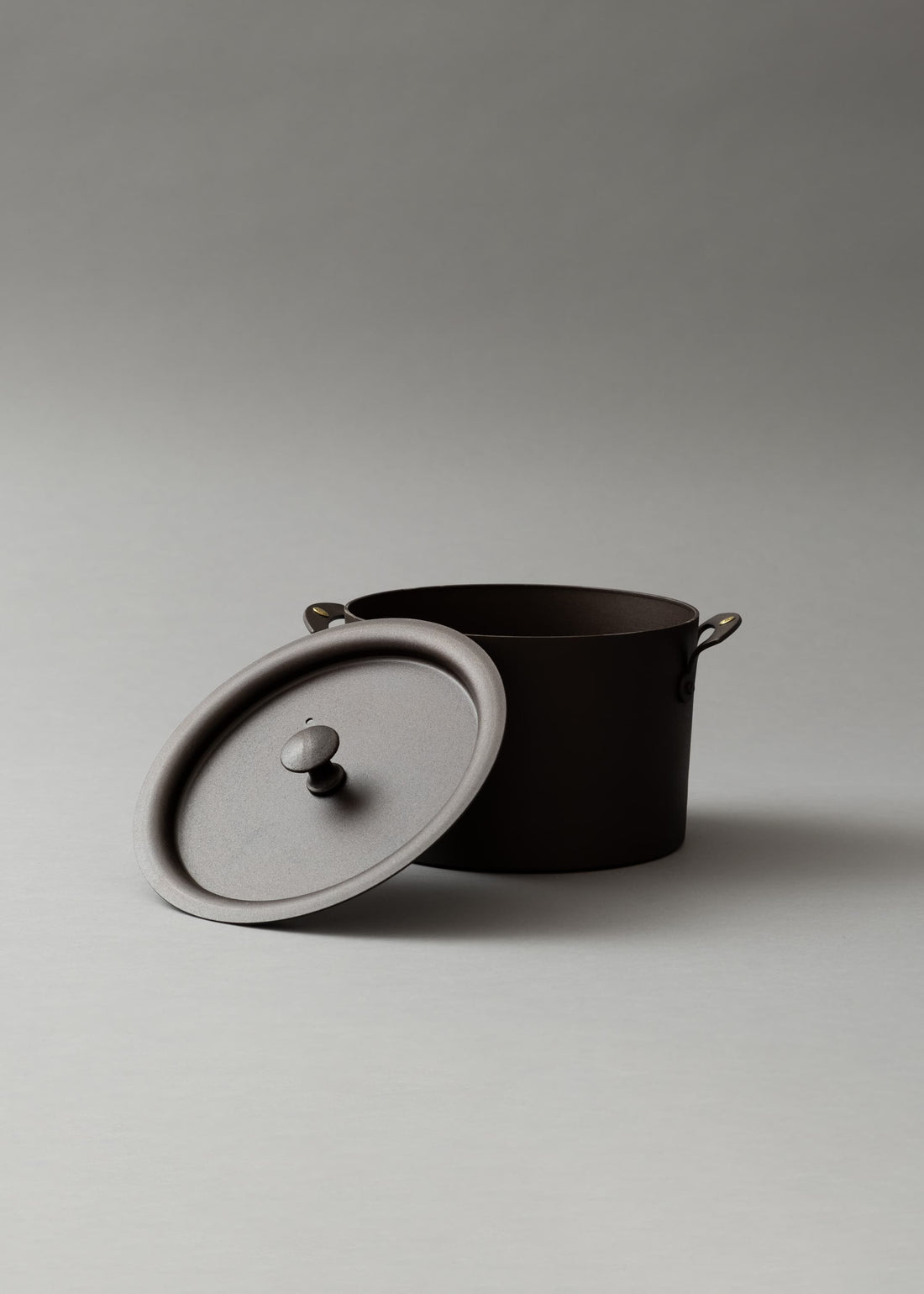 CASSEROLE AVEC COUVERCLE - "FER NOIR REPOUSSE" - ⌀ 18 CM - NETHERTON FOUNDRY