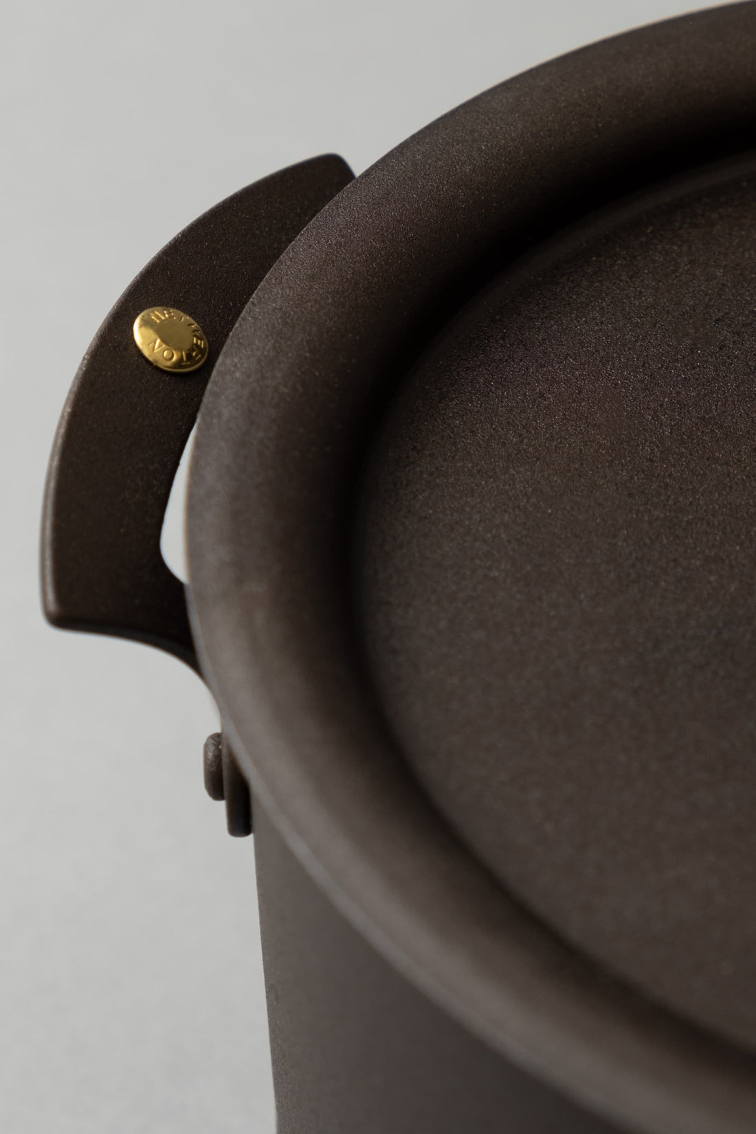 CASSEROLE AVEC COUVERCLE - "FER NOIR REPOUSSE" - ⌀ 18 CM - NETHERTON FOUNDRY