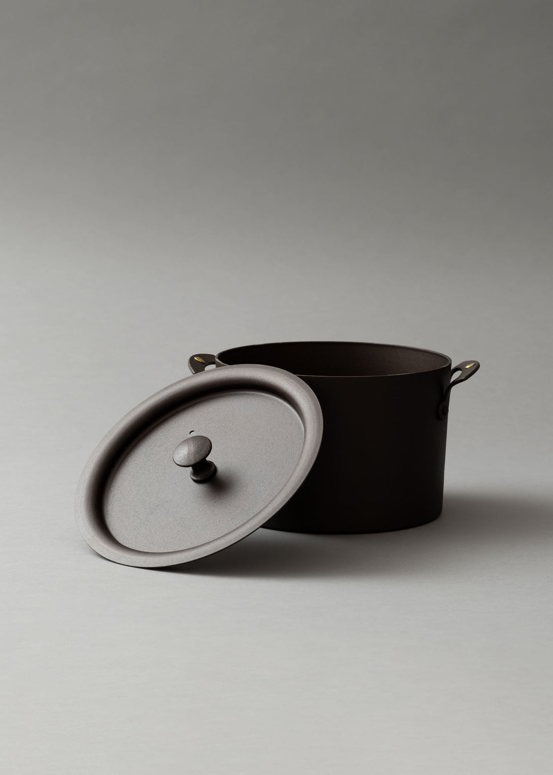 CASSEROLE AVEC COUVERCLE - "FER NOIR REPOUSSE" - ⌀ 20 CM - NETHERTON FOUNDRY