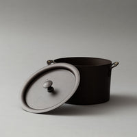 CASSEROLE AVEC COUVERCLE - "FER NOIR REPOUSSE" - ⌀ 20 CM - NETHERTON FOUNDRY