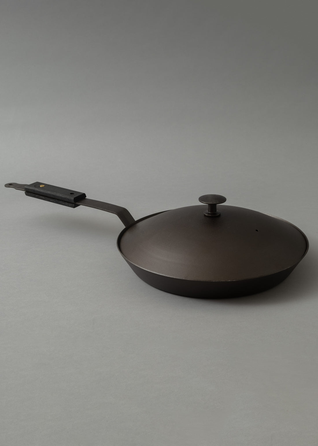 COUVERCLE EN "FER NOIR REPOUSSÉ" - ⌀ 30 cm - NETHERTON FOUNDRY