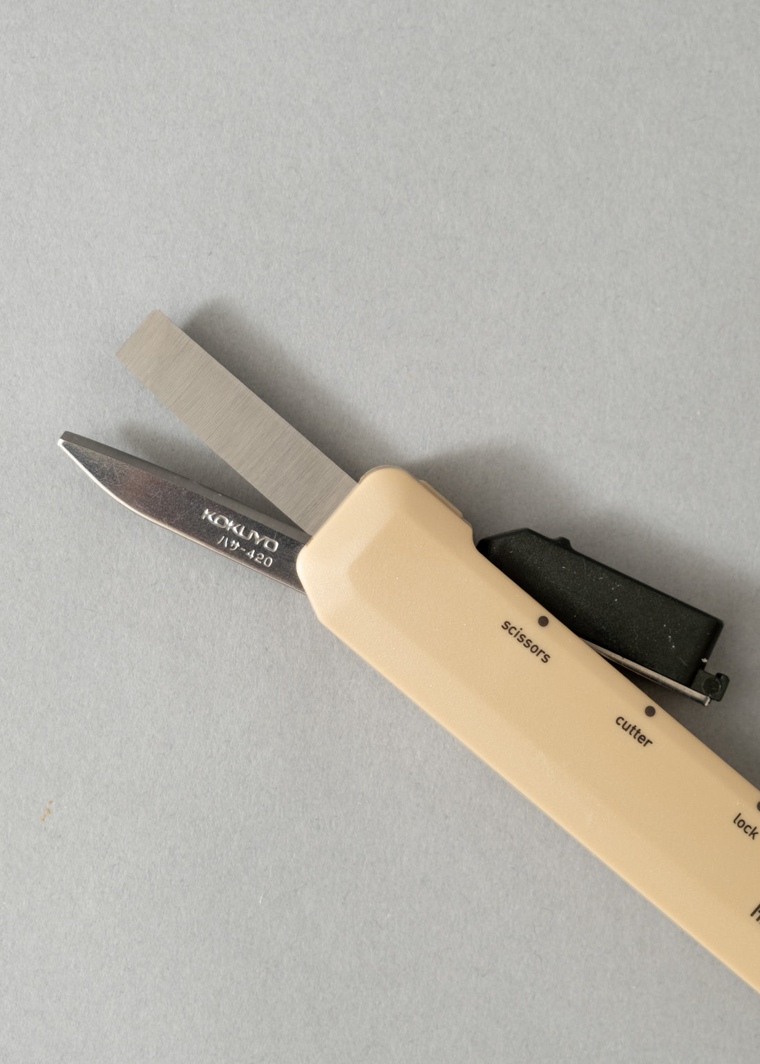 HAKOAKE - CUTTER / CISEAUX HYBRIDE 2 EN 1 - BEIGE - LAME "CLASSIQUE" - KOKUYO