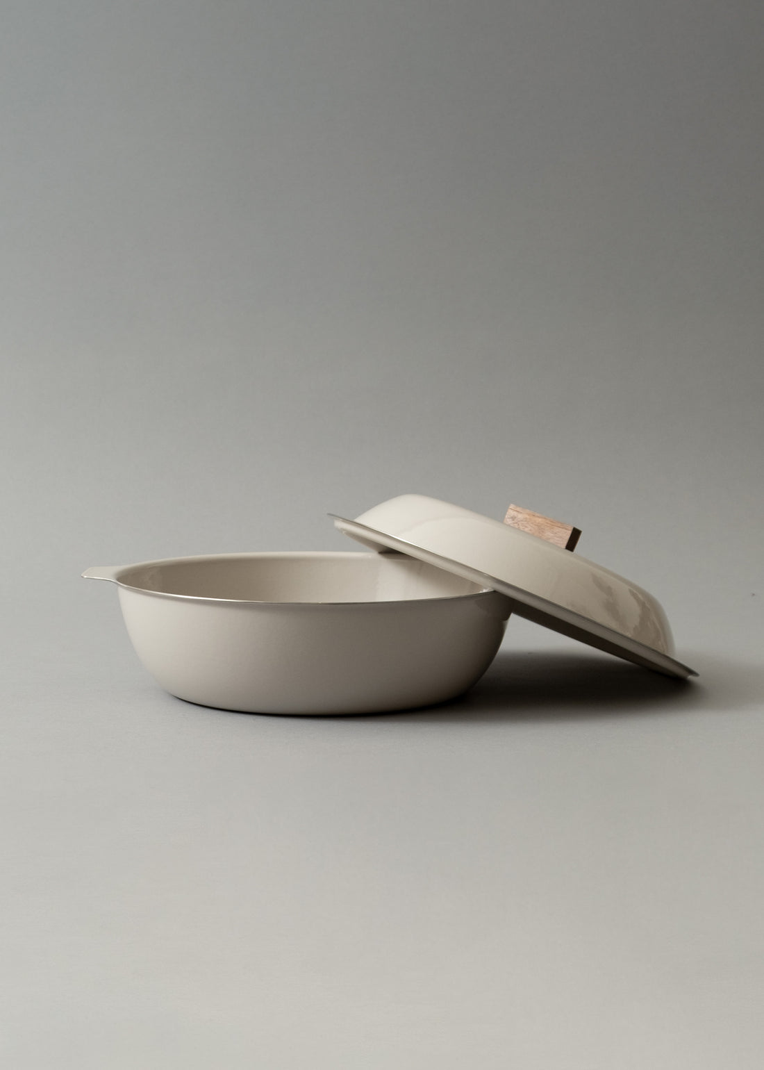 COCOTTE EN ACIER EMAILLE - 2 L - KAKOMI ENAMEL POT - SAND BEIGE - KINTO