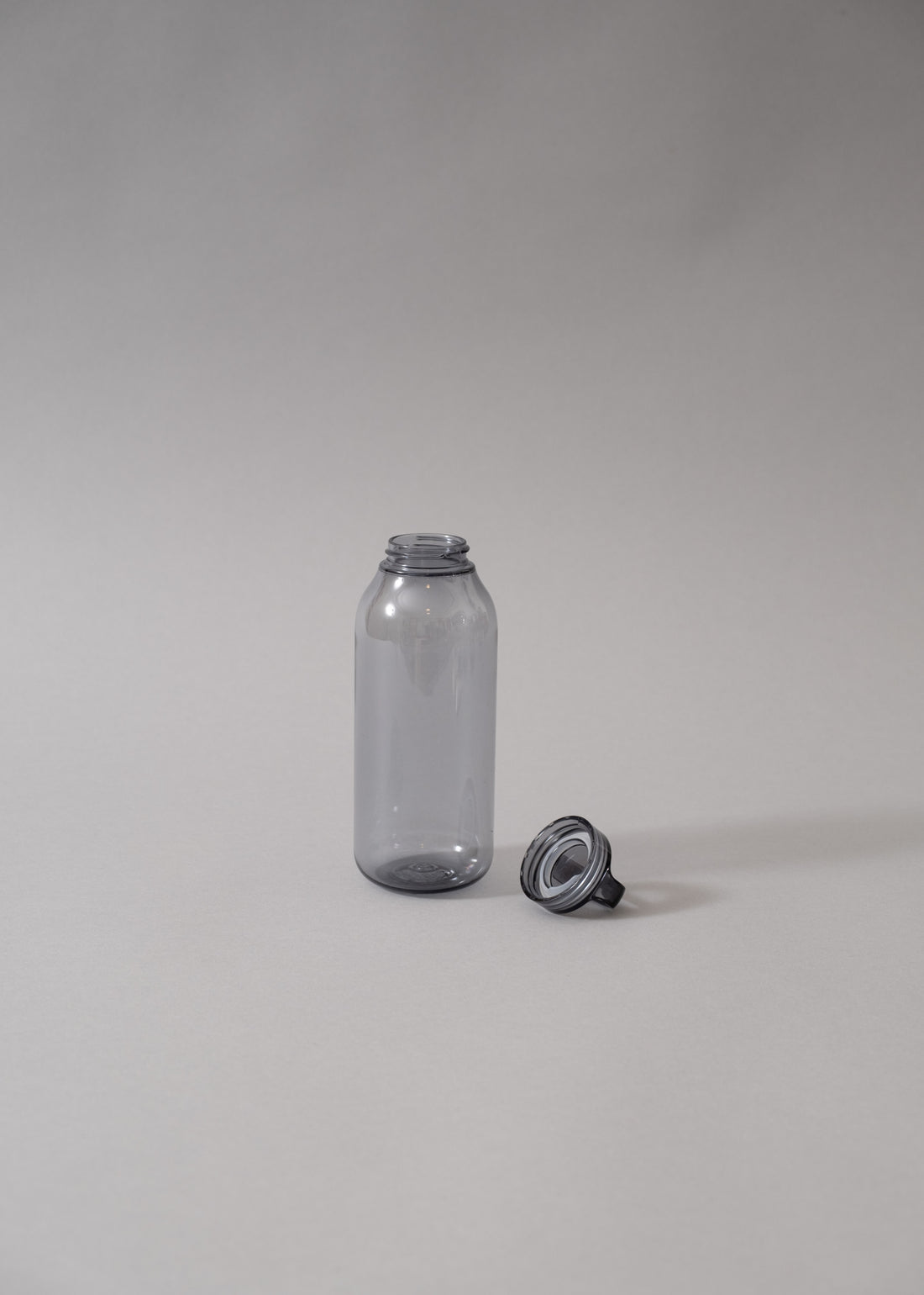 WATER BOTTLE - GOURDE - 500 ML - SMOKE - KINTO