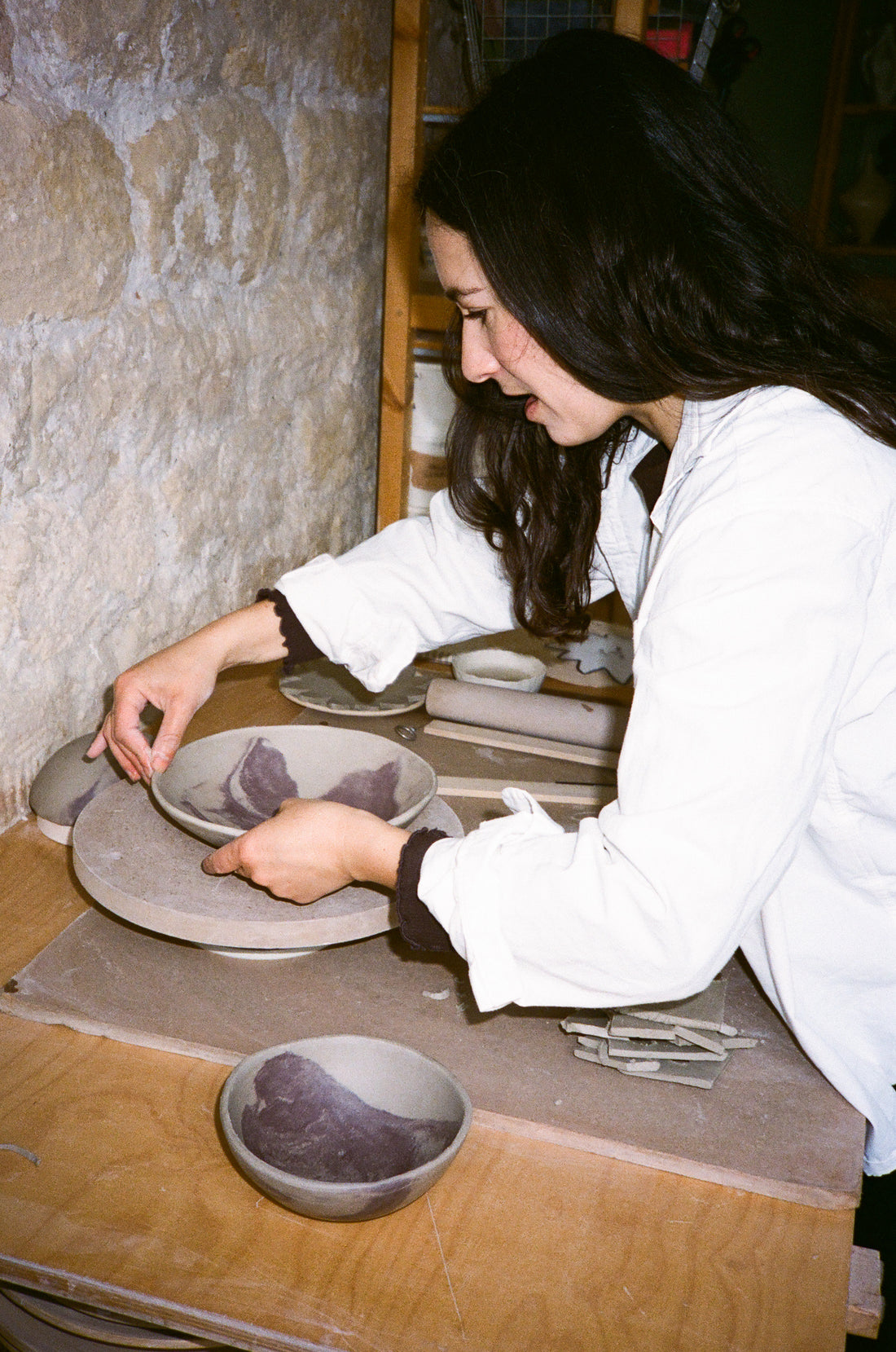 ASSIETTE EN TERRE MÊLÉE - "SERIE MANGEOIRES" - NOIR - LÉA BALDASSARI X MAGASIN VIVANT!