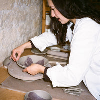 ASSIETTE EN TERRE MÊLÉE - "SERIE MANGEOIRES" - NOIR - LÉA BALDASSARI X MAGASIN VIVANT!