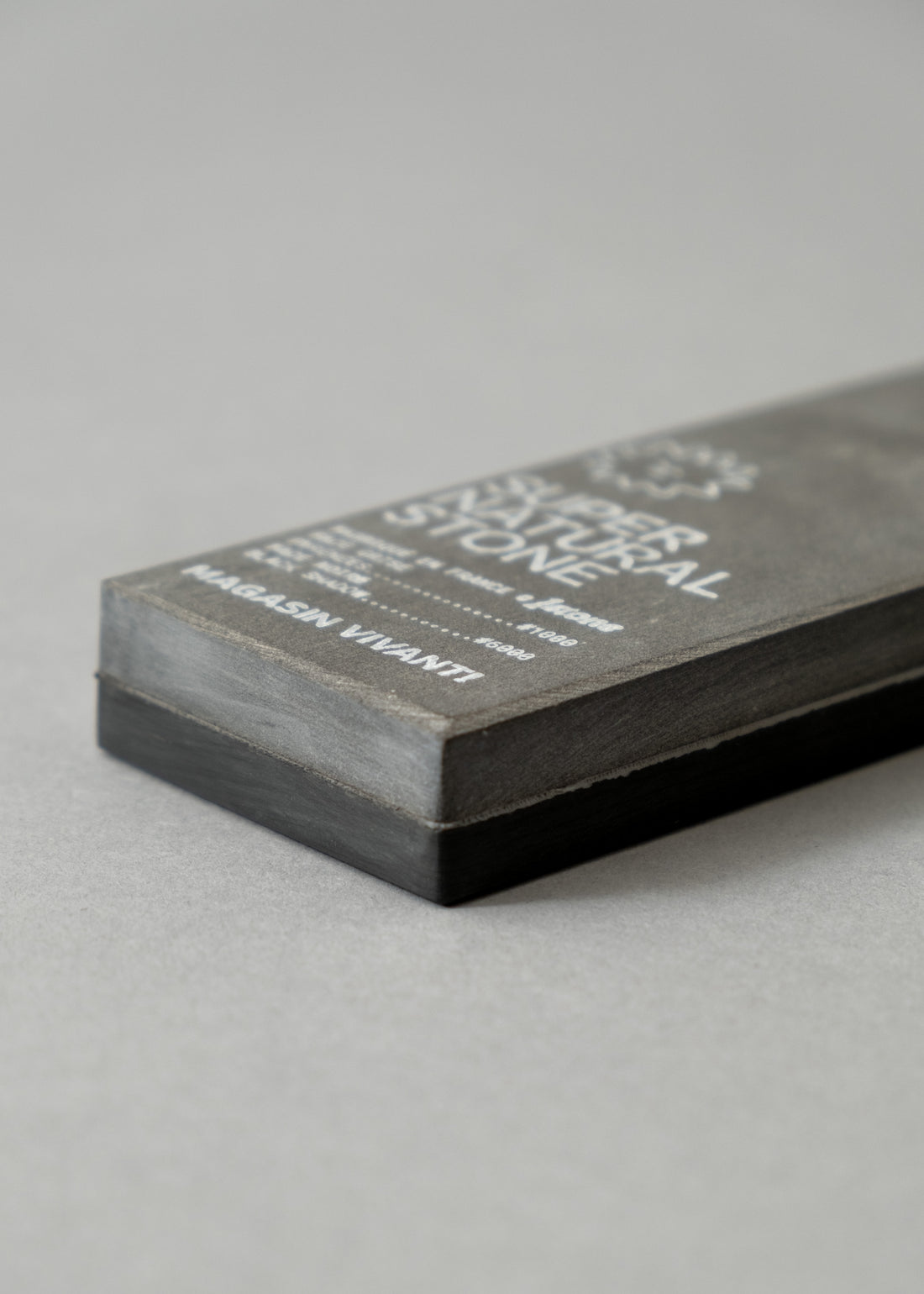 PIERRE A AIGUISER 1000/6000 - PYRENEES ON BLACK SHADOW - 1 STONE x MAGASIN VIVANT!