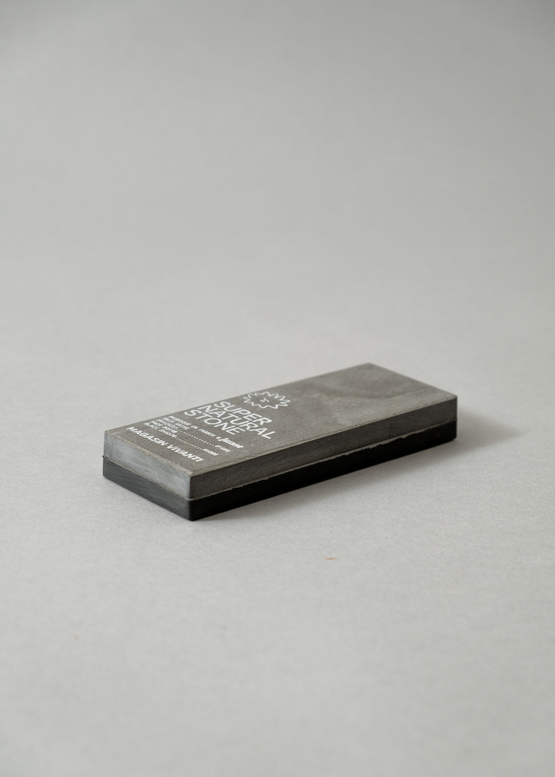 PIERRE A AIGUISER 1000/6000 - PYRENEES ON BLACK SHADOW - 1 STONE x MAGASIN VIVANT!