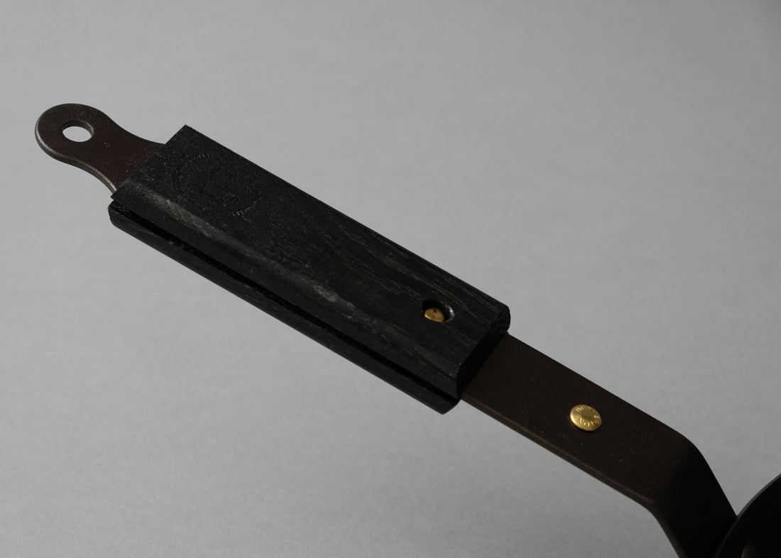 Poêle en « Fer noir repoussé » - poignées chêne ébonisé - ⌀ 26 cm - Netherton Foundry
