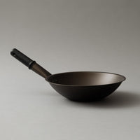 Wok en « Fer noir repoussé » - poignées chêne ébonisé - ⌀ 27 cm - Netherton Foundry